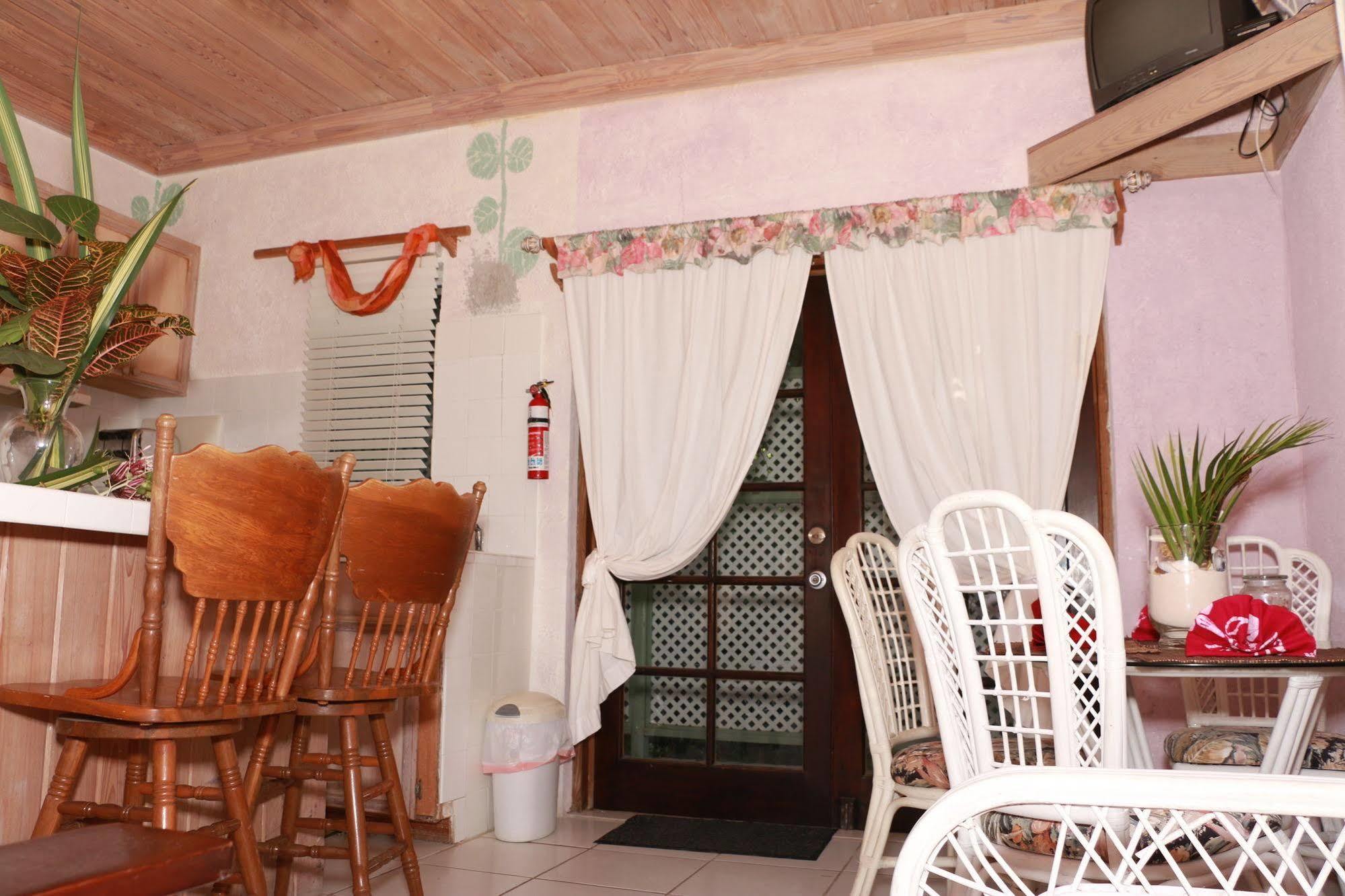 The Sugar Apple Lodging Dunmore Town Экстерьер фото